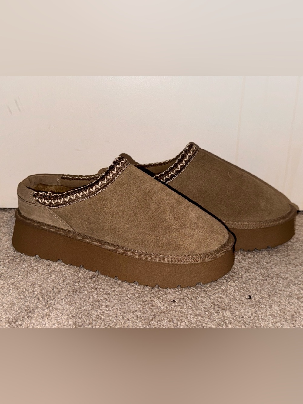 Cushionaire Kabuki Cozy Suede Platform Slippers - Size 8.5M